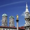 Marienstatue und die Türme der Frauenkirche am Münchner Marienplatz
