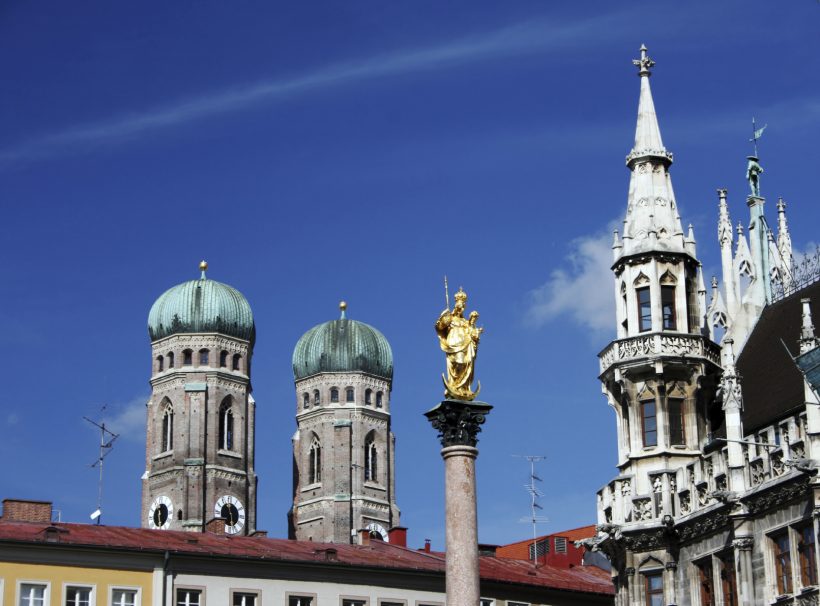 Marienstatue und die Türme der Frauenkirche am Münchner Marienplatz